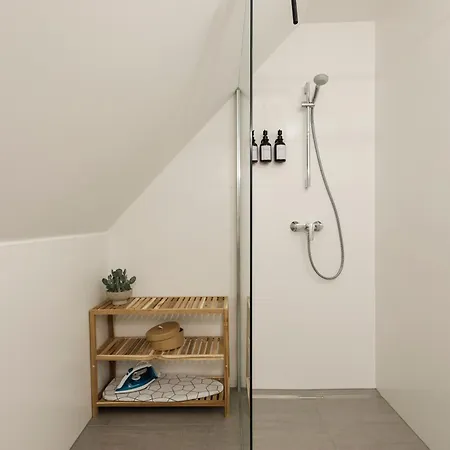 Quiet Courtyard Altstadt - 3br & Free Parking By Hero Homes Appartement *