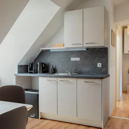 Quiet Courtyard Altstadt - 3br & Free Parking By Hero Homes Appartement