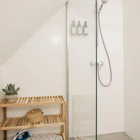 Quiet Courtyard Altstadt - 3br & Free Parking By Hero Homes Appartement