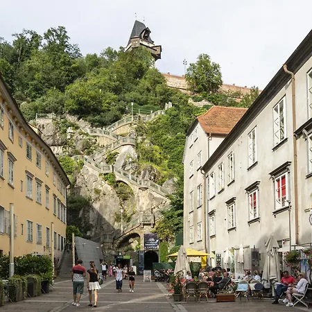 Quiet Courtyard Altstadt - 3br & Free Parking By Hero Homes Appartement